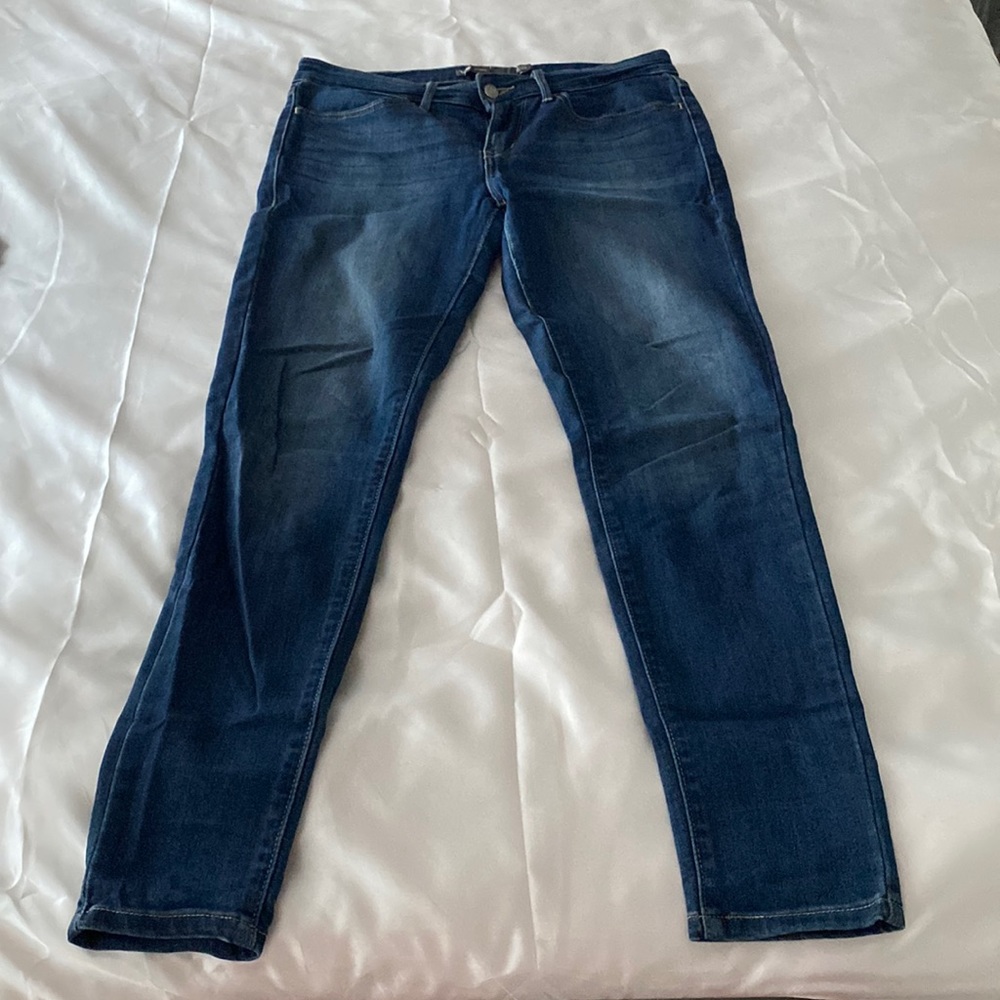 Deep blue Levi’s skinny leggings.